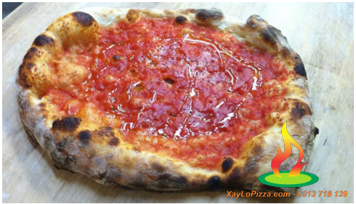 Chiếc bánh pizza đơn giản được cho thêm cà chua