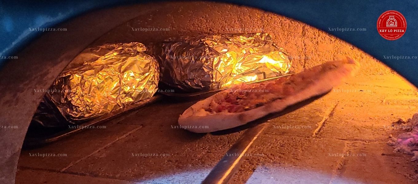 xoay bánh pizza trong quá trình nướng